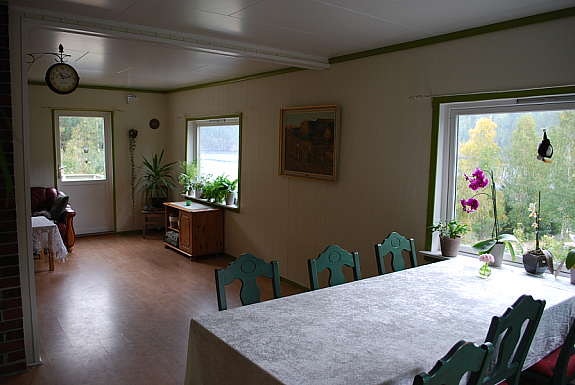 Stua har utgang til verandaen og flott utsikt Galleribilde