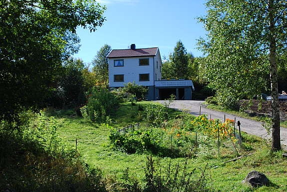 Huset sett fra postkassa Galleribilde