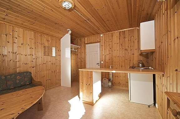 Enkel kjøkkenløsning i oppholdsrommet Galleribilde