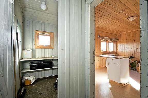 Fra gangen. Bod til venstre, oppholdsrom til høyre Galleribilde