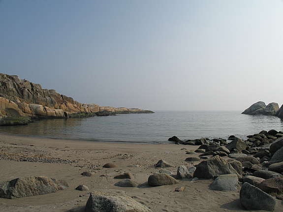 Ca. 1 km til idylliske Sandvika med flott badestrand og glattskurte svaberg Galleribilde