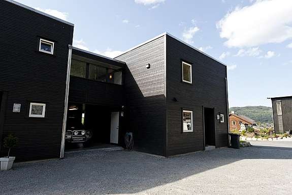 Inngang og carport. Galleribilde