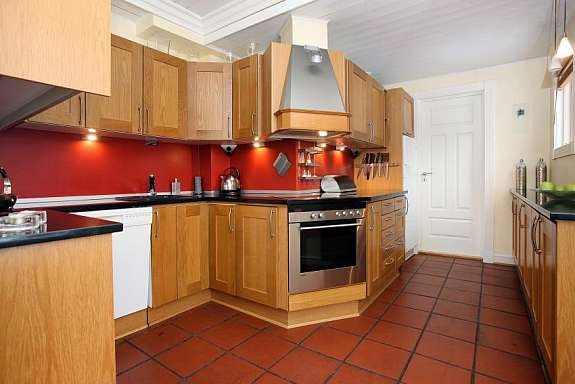 Kjøkken med inngang spisskammers Galleribilde