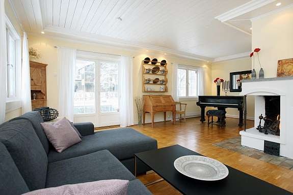 Stue med peis og utgang veranda Galleribilde