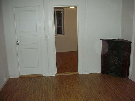 Stue mot soverom. Hjørnekamin til vedfyring. Varme i gulvet. Utsikt mot vest. Galleribilde