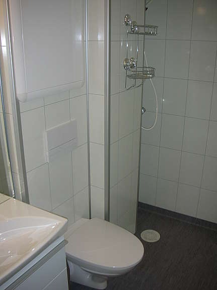 Lite, men moderne og hygglig bad. Galleribilde