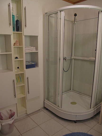 ......og dusj, samt toilettskap for 4 pers. Galleribilde