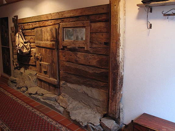 Original gammel fjøsvegg mellom gang og stue. Galleribilde