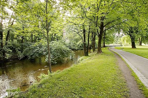 Sommeridyll ved Akerselva et stenkast fra leilighet. Galleribilde