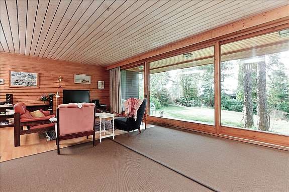 Stue med peis og utgang til terrasse/hage Galleribilde