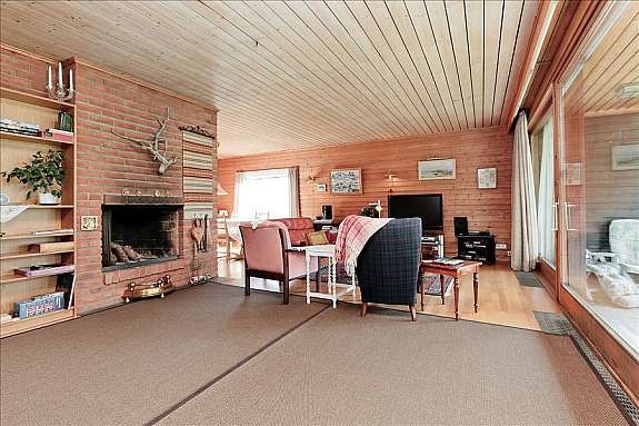 Stue med peis og utgang til terrasse/hage Galleribilde