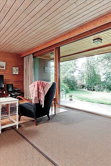 Stue med peis og utgang til terrasse/hage Galleribilde