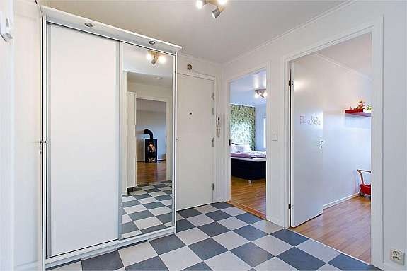 Romslig entré/hall med skyvedørsgarderobe og gulvvarme. Galleribilde