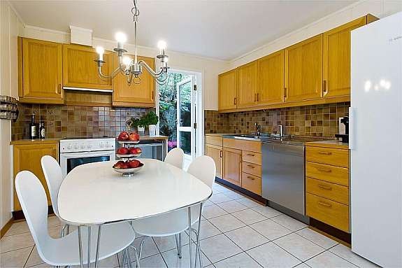 Romslig kjøkken med adkomst til platting på ca 28 kvm. Galleribilde