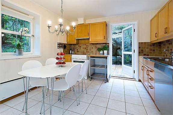 Koselig utsyn mot skogen fra gavlvindu på kjøkken. Galleribilde