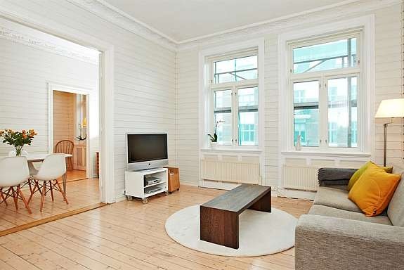 Stue med flott takhøyde og peisovn Galleribilde