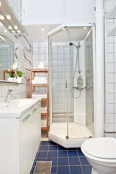 Flislagt baderom med dusjkabinett Galleribilde