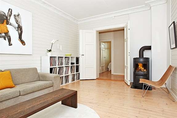 Stue med flott takhøyde og peisovn Galleribilde