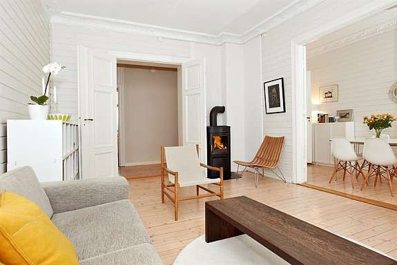 Stue med flott takhøyde og peisovn Galleribilde