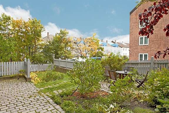 Opparbeidet forhage. Stille og sorikt beliggende. Galleribilde