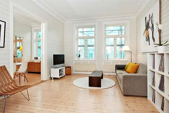 Stue med flott takhøyde og peisovn Galleribilde