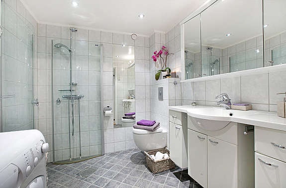 Meget flott flislagt bad Galleribilde