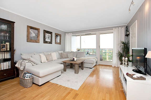 Lys stue med utgang til balkong Galleribilde