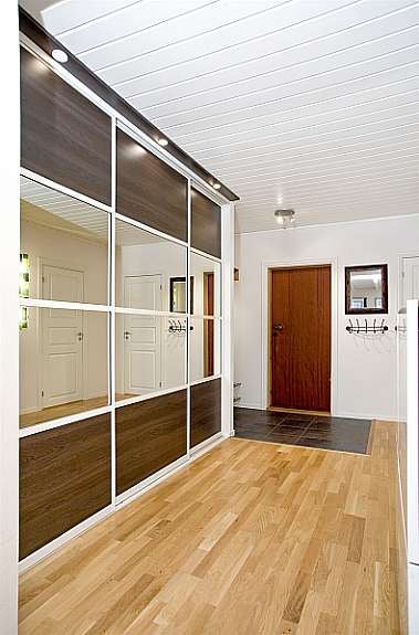 Entre med garderobe Galleribilde