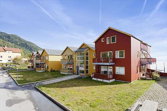 Baksiden er pent opparbeidet med fellesareale - 2 balkonger på siden. Galleribilde