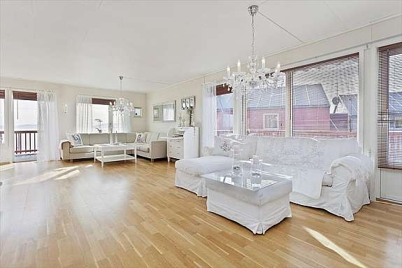 Flott, romslig stue med god plass for flere sittegrupper og spisebord. Galleribilde