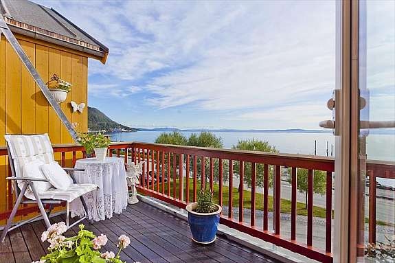 Flott beliggende selveier med 4 balkonger - flott utsikt over fjorden. Galleribilde