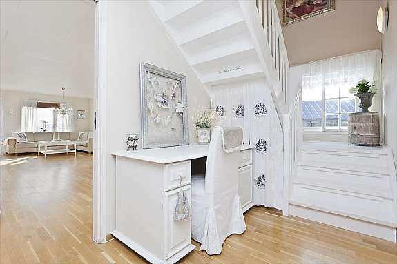 Hele leiligheten er lys og tiltalende - moderne og tidsriktig innredet. Galleribilde