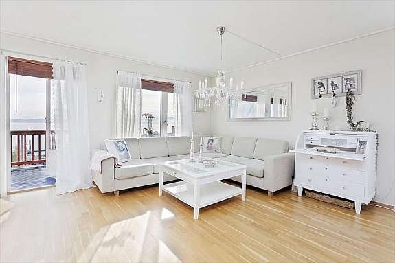 Stuen har direkte utgang til 2 romslige balkonger - mot sør- og vestlig retning. Galleribilde