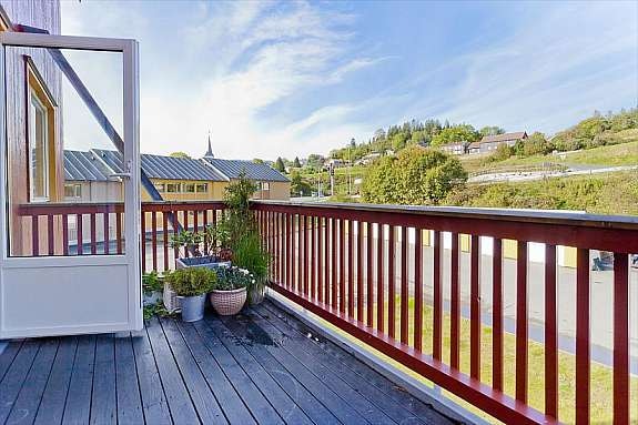 Romslig balkong i nordlig retning med adkomst fra det ene soverommet. Galleribilde