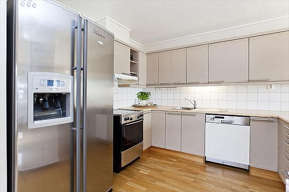 Tiltalende kjøkken med god skap- og benkeplass. Galleribilde