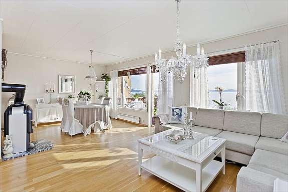 God plass for spisebord ved vinduene vendt mot fjorden og balkongen. Galleribilde