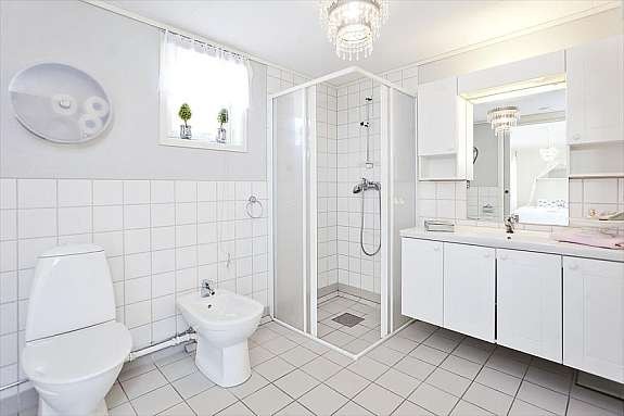 På hovedplanet er det et romslig bad i tilknytning til hovedsoverommet. Galleribilde