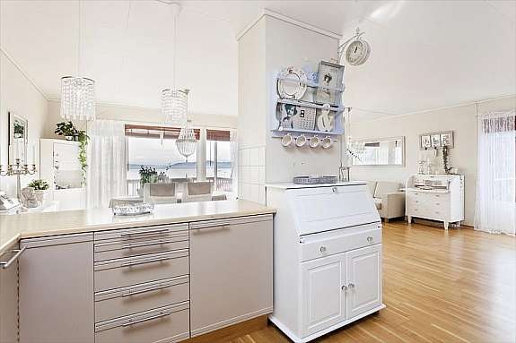 Åpen løsning mot stuen gir en flott romopplevelse og godt med innlys. Galleribilde