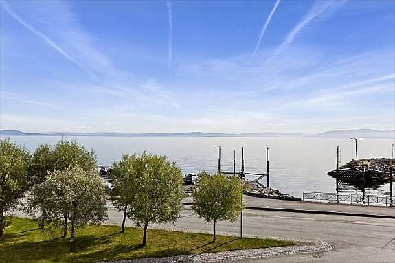 Fantastisk utsikt fra den sørlige siden av leiligheten - og gode solforhold. Galleribilde