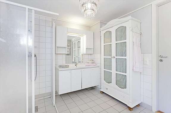 Pent innredet med dusjhjørne, profilert innredning m/nedfelt servant og toalett. Galleribilde