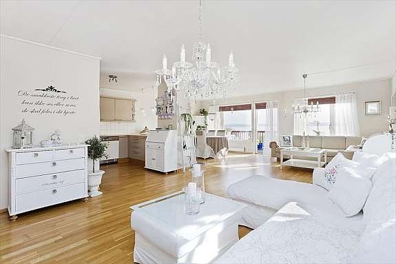 Stuen har store vindusflater - en lett og luftig opplevelse av rommet. Galleribilde