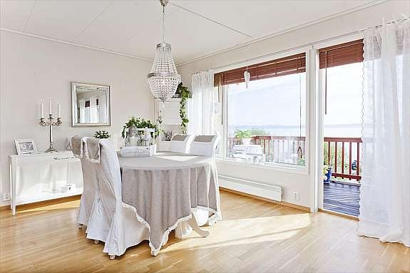 Godt egnet sted for plassering av spisebordet, rett ved vinduet og utsikten. Galleribilde