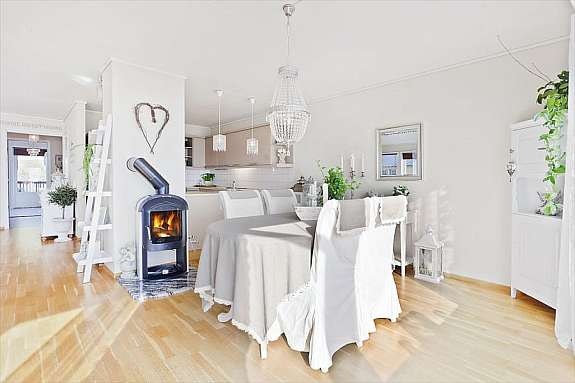 Åpen løsning på kjøkkenet sørger for godt med innlys og utsyn. Galleribilde