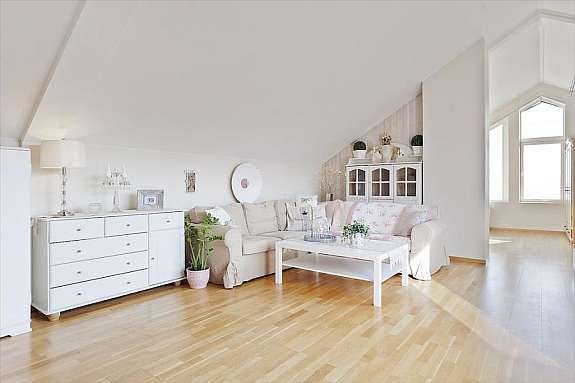 Lys og trivelig loftstue med muligheter for ytterligere avdeling. Galleribilde