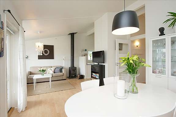 stue med utgang til sydvent terrasse og peisovn Galleribilde