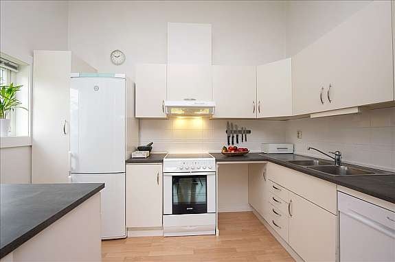 kjøkken - innredning med flis over kjøkkenbenk Galleribilde