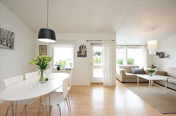 stue med utgang til sydvendt terrasse og hage Galleribilde