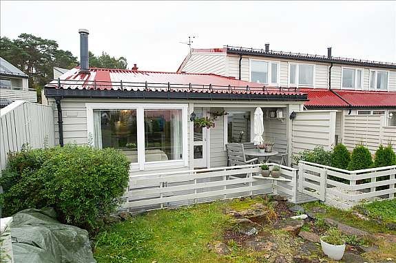 utgang fra stue til sydvendt terrasse og hage Galleribilde