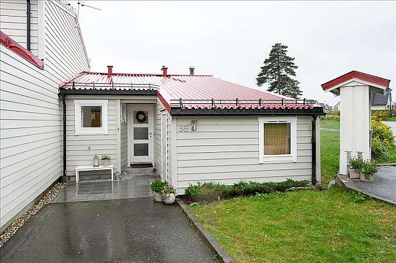 fasade/adkomst - biloppstillingsplass v/huset Galleribilde