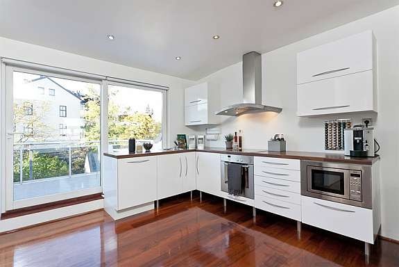 Meget pent kjøkken med utgang til terrasse Galleribilde